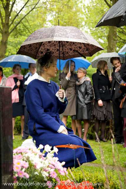 Boukje Canaan- foto bij regenachtige begrafenis
