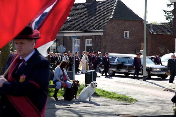 Uitvaartstoet naar begraafplaats